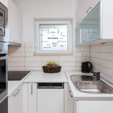 Lana St Apartment *