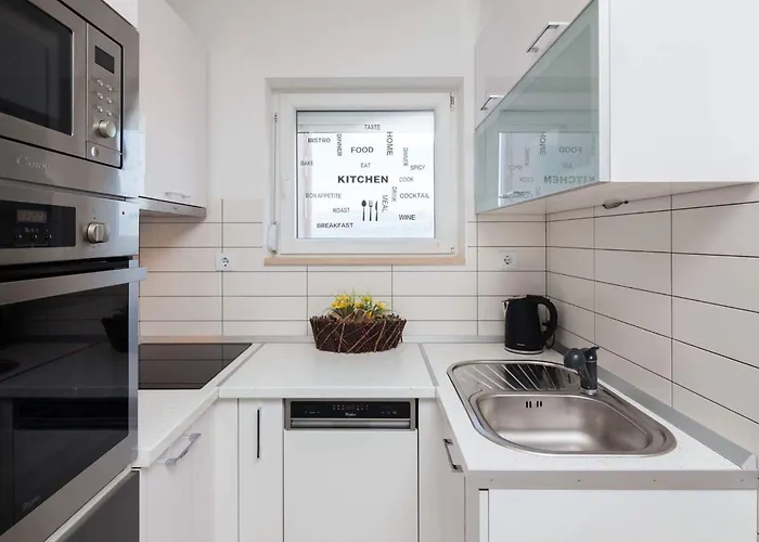 Lana St Apartament *
